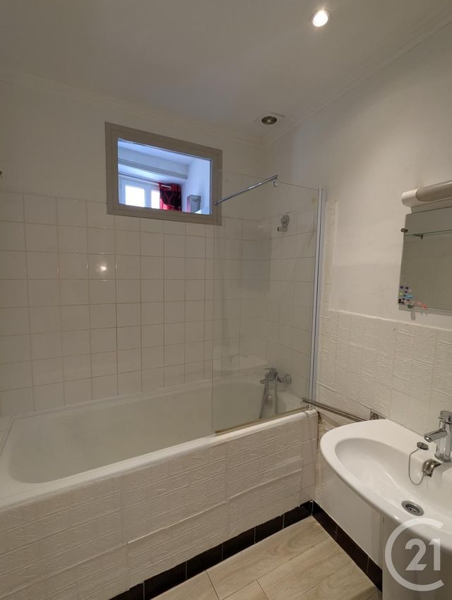 Appartement à louer - 2 pièces - 53.25 m2 - BAGNOLS SUR CEZE - 30 - LANGUEDOC-ROUSSILLON - Century 21 La Big