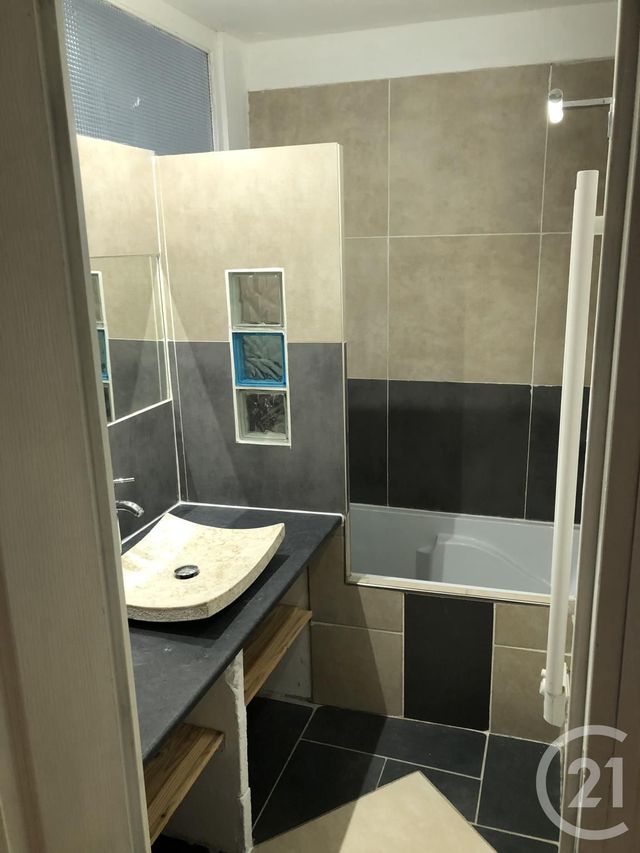 Appartement à louer - 3 pièces - 68.0 m2 - BAGNOLS SUR CEZE - 30 - LANGUEDOC-ROUSSILLON - Century 21 La Big